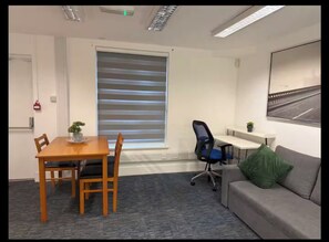 Image 4 - Large Apartment Sleeps 6 with Private Entrance (London)