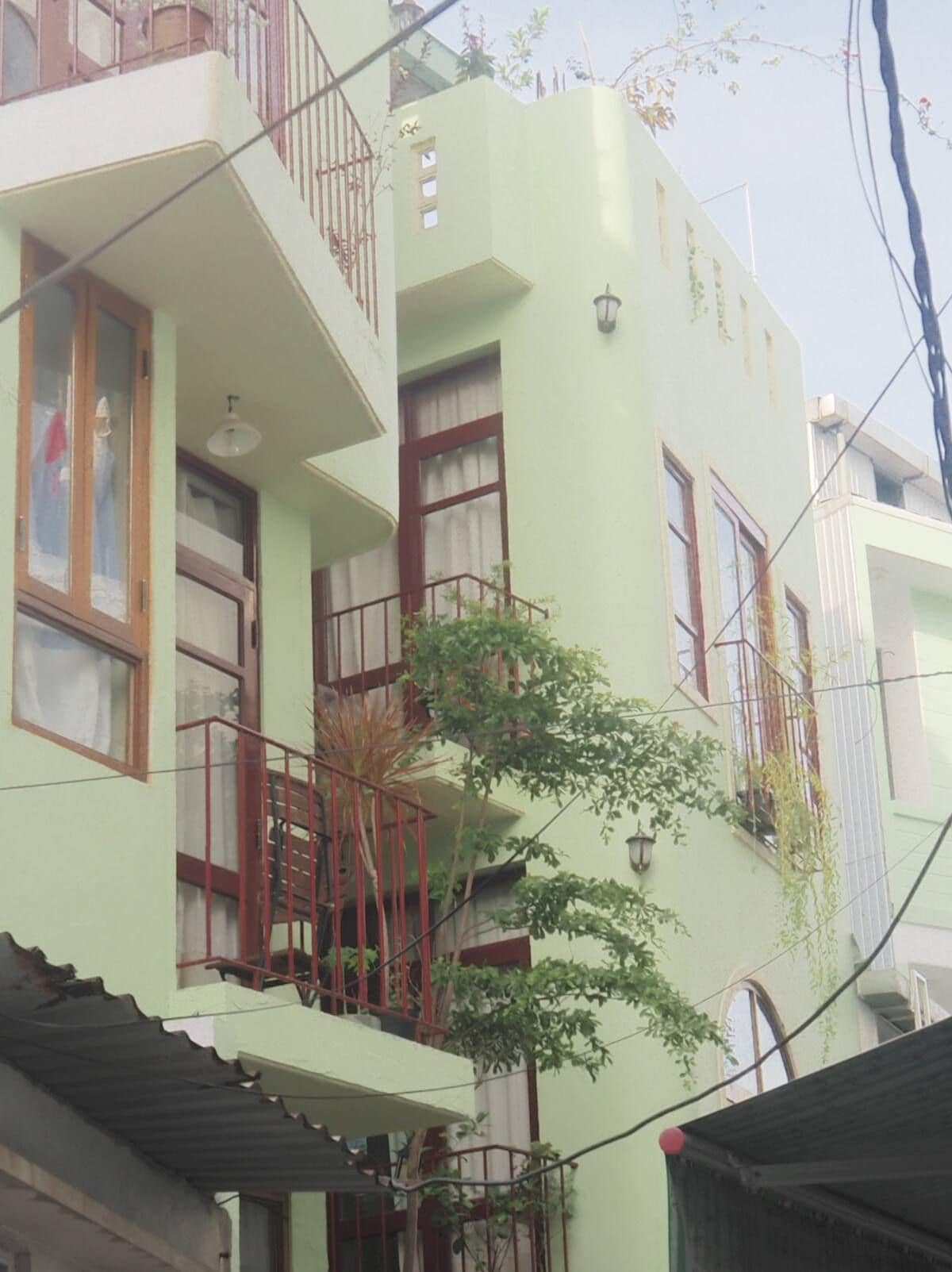 Un edificio de varios pisos con balcones, ventanas y vista a la calle.