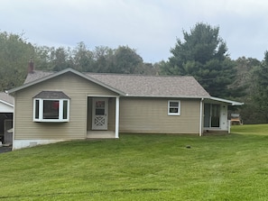 A single-story house with a front porch, a garage, and a well-maintained lawn. - Tremendous 2-bedroom beside Keystone State Park New Alexandria (New Alexandria)