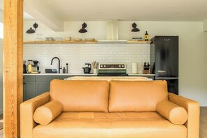 Interior - Cozy getaway with beach access and great view! 7min to Nelson, 28min to ski hill (Nelson)