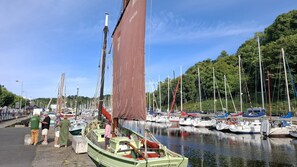 A marina with multiple sailboats docked, a wooden dock, and a clear sky. - La Noë - LA MEAUGON - Vacation Rental (LA MEAUGON)