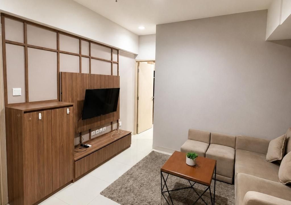 Een moderne woonkamer met een flatscreen televisie, een houten entertainmentmeubel, een beige bank en een klein bijzettafeltje met een plant.