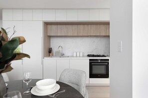 Fully equipped kitchen for meals at home. - Sky High 2BR with Spectacular City Views (Melbourne)