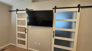 Een schuifkast met een flatscreen televisie aan de muur.