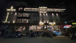 Un edificio con varios letreros, incluyendo 'THE EDGE' y 'DELTA THE LIQUOR HUB'.