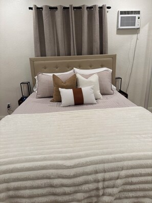 Room - Chic East LA Retreat - 2 bedroom sleeps 7 - near DTLA - near Metro (East Los Angeles)