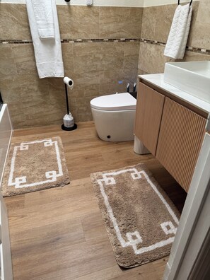 Bathroom - Chic East LA Retreat - 2 bedroom sleeps 7 - near DTLA - near Metro (East Los Angeles)