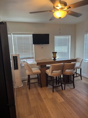 Dining - Chic East LA Retreat - 2 bedroom sleeps 7 - near DTLA - near Metro (East Los Angeles)