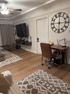 Living area - Chic East LA Retreat - 2 bedroom sleeps 7 - near DTLA - near Metro (East Los Angeles)