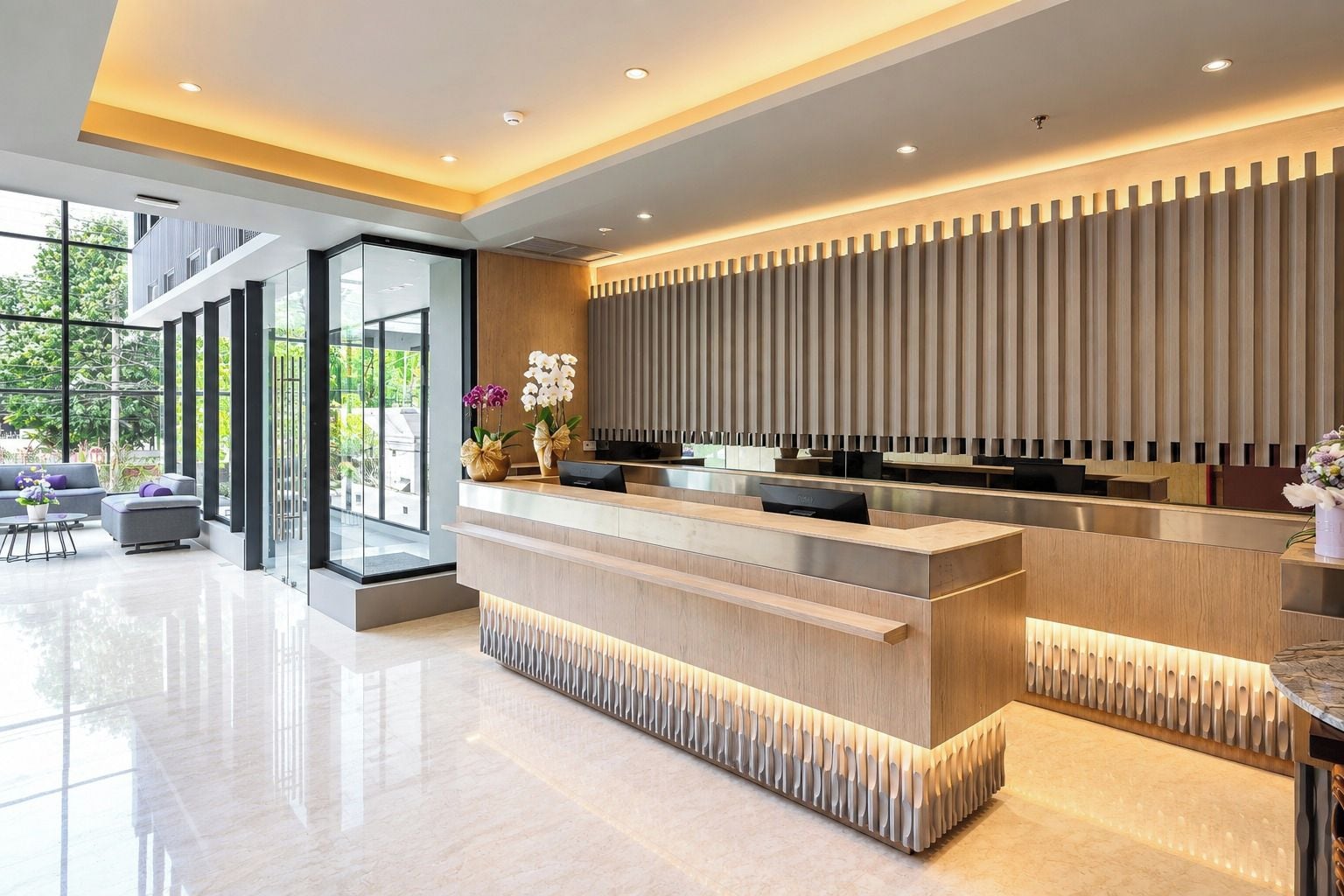 Un área de recepción moderna con un mostrador de madera, divisiones de vidrio y vistas al exterior.