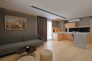 Ein modernes Wohnzimmer mit einer Couch, einem runden Tisch und einem Gemälde an der Wand.