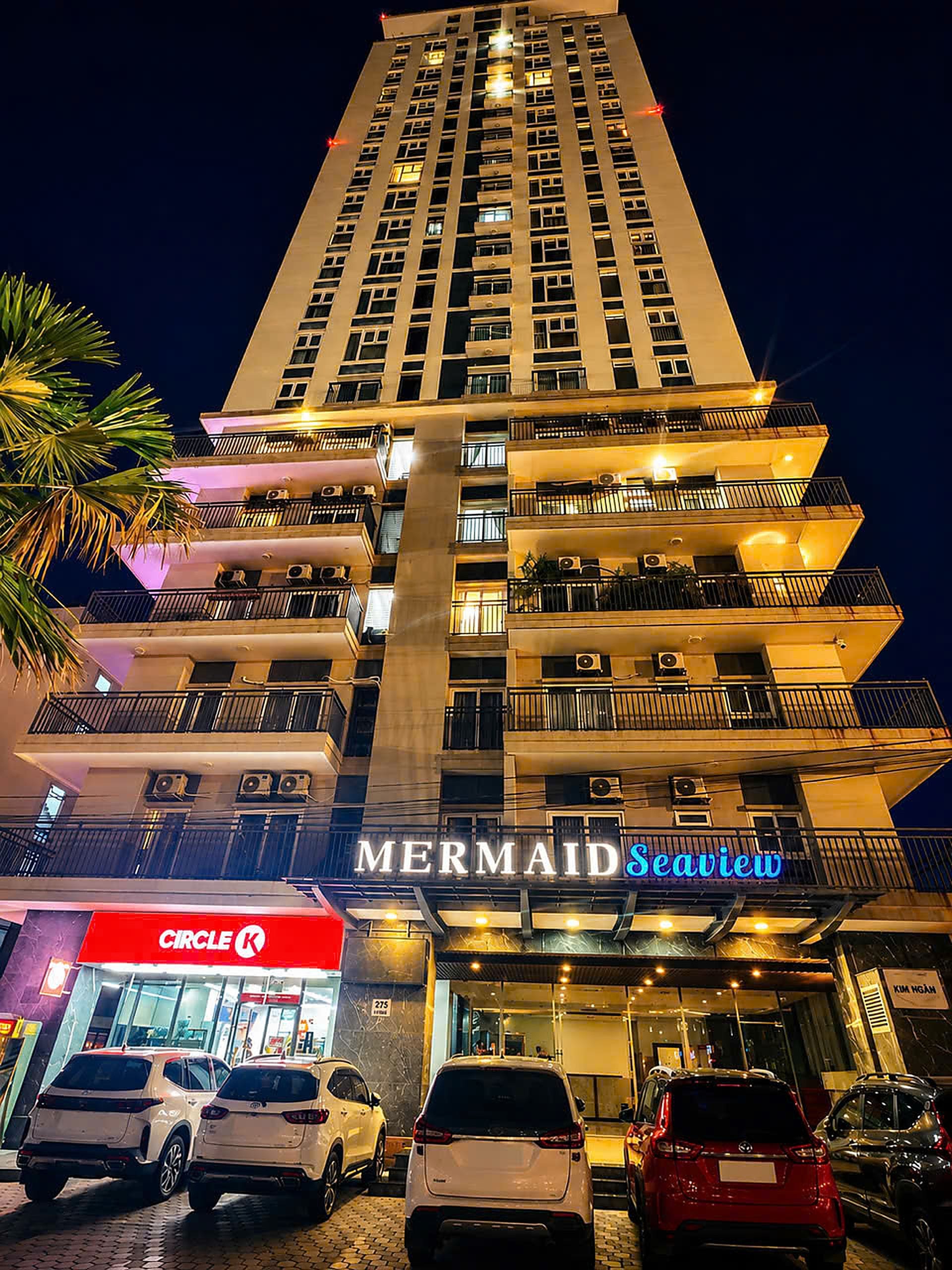 Un hotel de varios pisos con un letrero llamativo que dice 'Mermaid Seaview'.