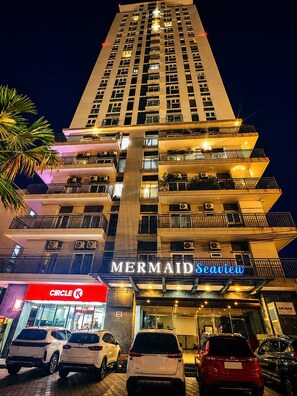 A multi-story hotel with a prominent sign for 'Mermaid Seaview.' - Mermaid Seaview-Apartment near beach (Vũng Tàu)