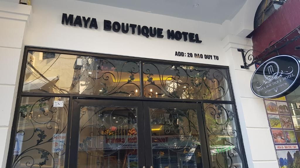 Exterior del Hotel Boutique Maya con un letrero que indica la dirección.