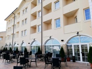 Outdoor dining - Villa Della Rosa (Razgrad)