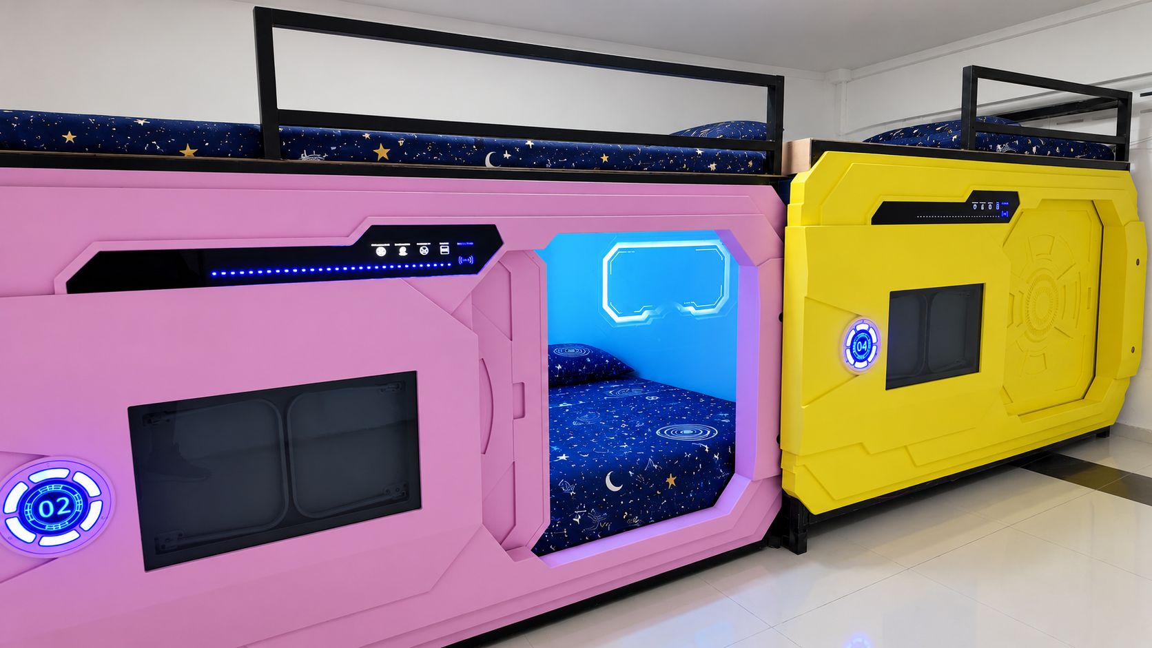 Une chambre avec deux lits superposés, l’un rose et l’autre jaune, décorée sur le thème d’une nuit étoilée.