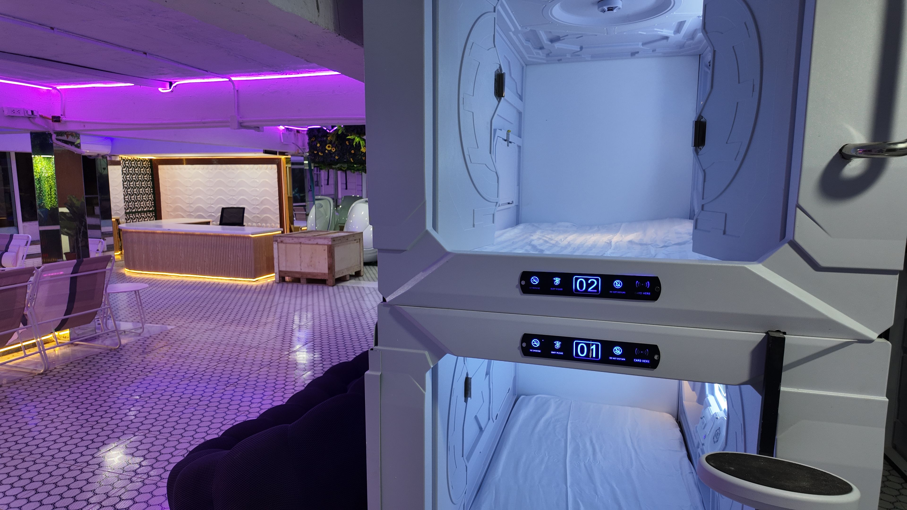 Ein Hotelzimmer mit Massagesessel, Bett und Rezeption.