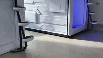 Un réfrigérateur moderne, blanc, à deux niveaux, doté d’un écran numérique, situé dans une pièce dont le sol est carrelé.