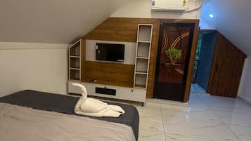 Ein modernes Schlafzimmer mit einem Bett, einem Fernseher und einer eingebauten Schrankwand.