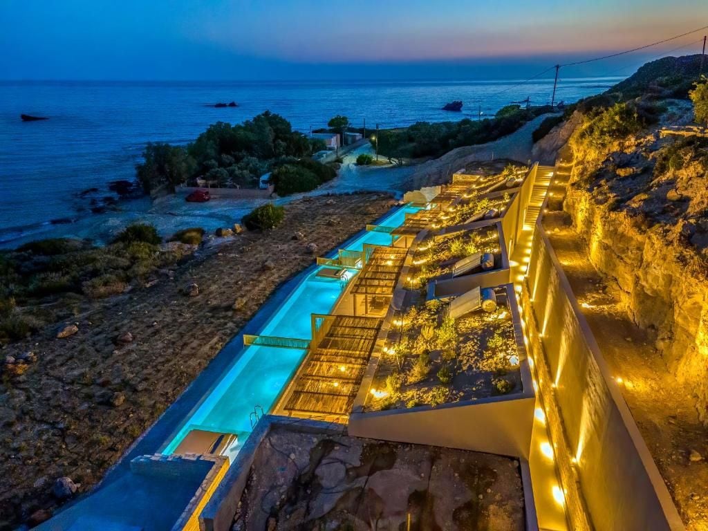 Un hotel frente al mar con piscina, terraza y vistas al océano.