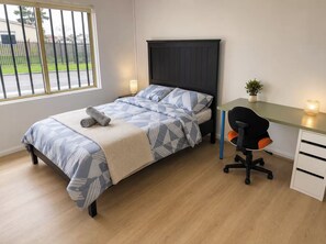 Room - Springvale Lodge - Simple 3 Bedroom House (Springvale)