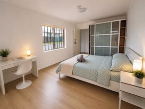 Room - Springvale Lodge - Simple 3 Bedroom House (Springvale)