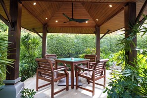 Outdoor dining - Romantic Villa with Private Pool in Rawai (Tambon Rawai)