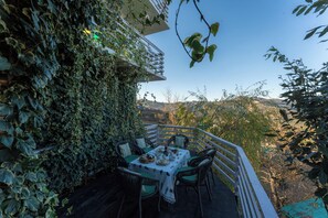 Outdoor dining - A pinewood retreat with a private sky deck amidst farms & orchards (South Gola Range)