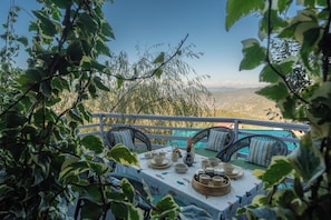 Outdoor dining - A pinewood retreat with a private sky deck amidst farms & orchards (South Gola Range)
