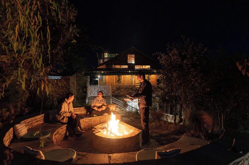 A pinewood retreat with a private sky deck amidst farms & orchards. Pet-friendly