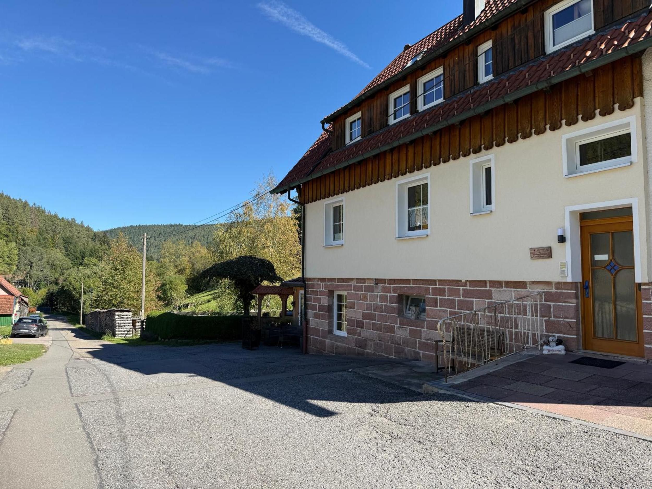 Ein zweistöckiges Gebäude mit Ziegelverkleidung und einem Holzbalkon.