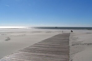 A wooden boardwalk leading to a beach with a clear sky. - Holiday apartment with 3 bedrooms (Borkum)