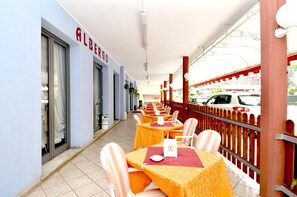 Khu ẩm thực ngoài trời