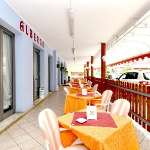 Outdoor dining - Hotel Edera (Jesolo)