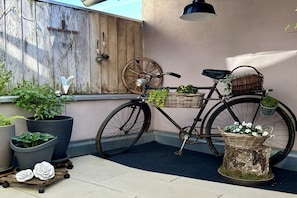 A bicycle with baskets and a plant in a corner. - House Hölzene "Ilke" (Gersfeld)