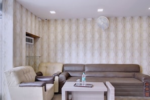 Living area - Hotel O Blue Inn Near Jayadeva Hospital (Bangalore)