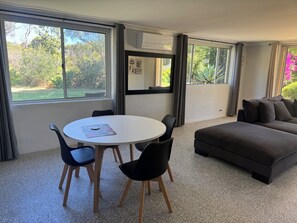 Dining - Peaceful private retreat – Wildflower Villa (Carramar)