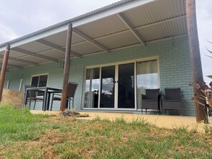 Outdoor dining - Peaceful private retreat – Wildflower Villa (Carramar)