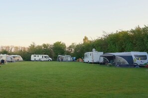 A campsite with multiple RVs and tents. - Holiday apartment with 2 bedrooms (Julianadorp aan Zee)