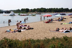 Une plage où l’on peut se détendre au soleil, nager et pratiquer diverses activités nautiques.