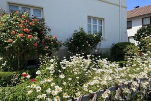 Un edificio residencial con jardín delantero.