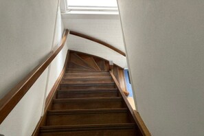 A wooden staircase with a skylight above. - Holiday apartment with 2 bedrooms (Callantsoog)