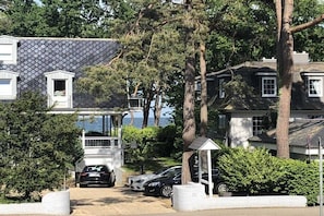 A residential area with houses, a covered walkway, and parked cars. - Holiday apartment with 1 bedroom (Timmendorfer Strand)