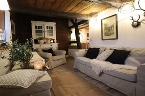 A cozy living room with two sofas, a coffee table, and a fireplace. - Holiday home with 3 bedrooms (Willingen)