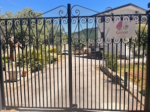A gated entrance to a property with a sign indicating 'Gioia Casa Vacanze.' - A relaxing vacation home surrounded by nature, just 5 minutes from downtown, with parking (Capezzano)