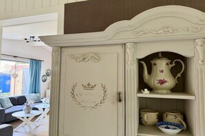 Ein Zimmer mit einem weißen Schrank, der ein Wappen und das Jahr 1870 zeigt.