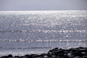 A beach with a rocky shoreline and calm sea. - Holiday apartment with 1 bedroom (Borkum)