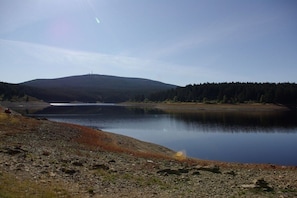 A calm lake with a forested hill in the background. - in the forester's lodge on the Brocken mountain - 1 bedroom (Ilsenburg)