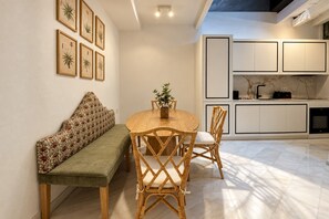 A compact living space with a dining area, a sofa, and a kitchen. - Genteel Home Patio del Arenal 001 (Seville)