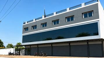 Un edificio de varios pisos con techo plano y ventanas amplias.